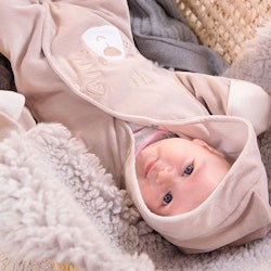 Beige velour sparkdräkt (broderad) med utvikbara vantar - Baby Love