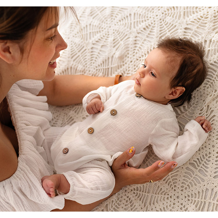 Mamma med bebis vit muslin babyjumpsuit - Natural Baby