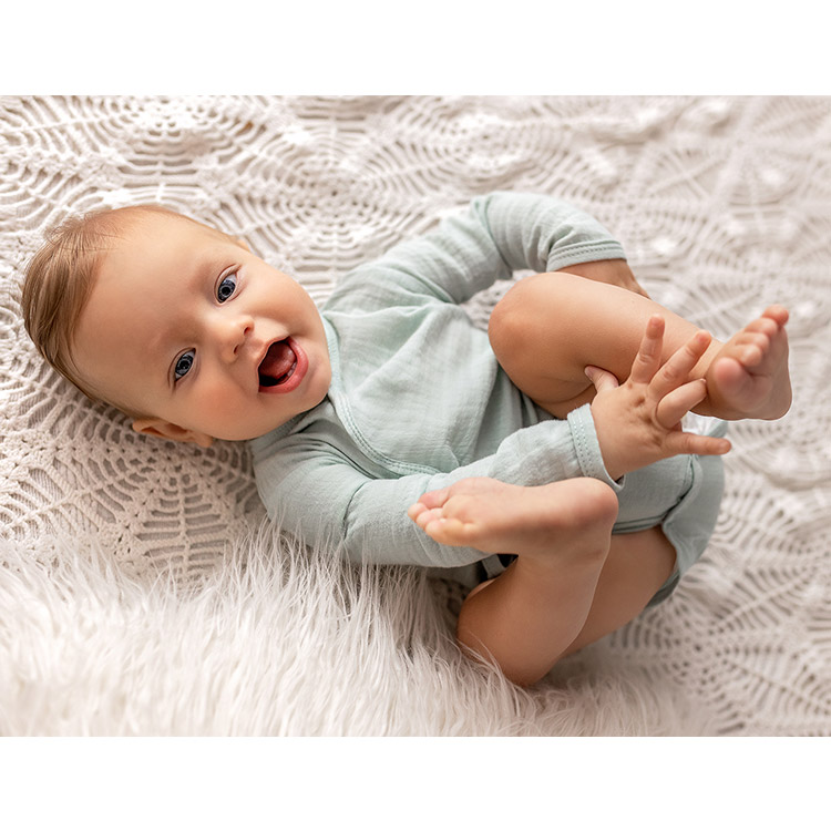 Bebis i grön muslin body - Natural Baby