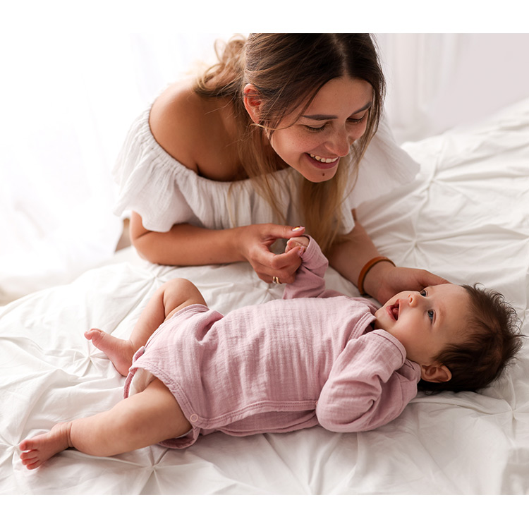 Mamma och bebis i rosa muslin omlottbody - Natural Baby