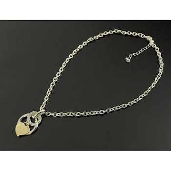 Vackert halsband med ett hjärta