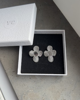 Blom örhängen Silver