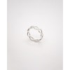 Handtillverkad ring i silver, med halvöglor ihopsatta som små böjda grenar.