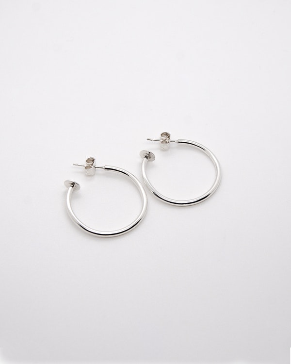Enkla klassiska örhängen, runda ringar i äkta silver. 3 cm i diameter, och handgjorda.