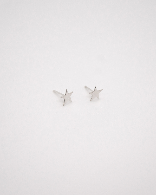 Små örhängen i formen av stjärnor. Handgjorda av äkta silver.