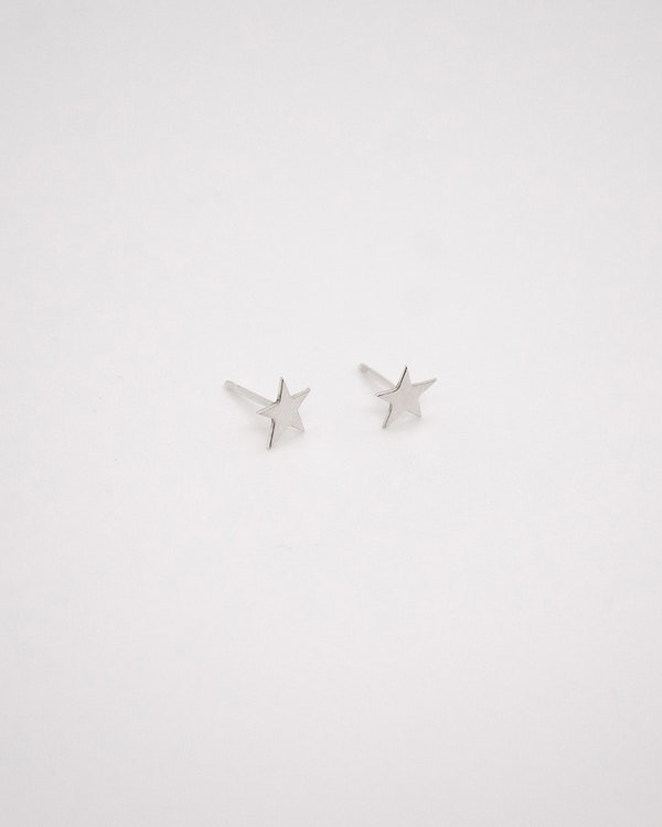 Små örhängen i formen av stjärnor. Handgjorda i återvunnet silver.