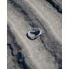 Handgjord enkel rund ring av äkta silver, 2,5 mm bred. Ligger på stranden.