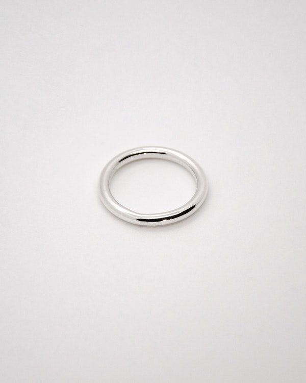 Handgjord enkel rund ring av äkta silver, 2,5 mm bred.