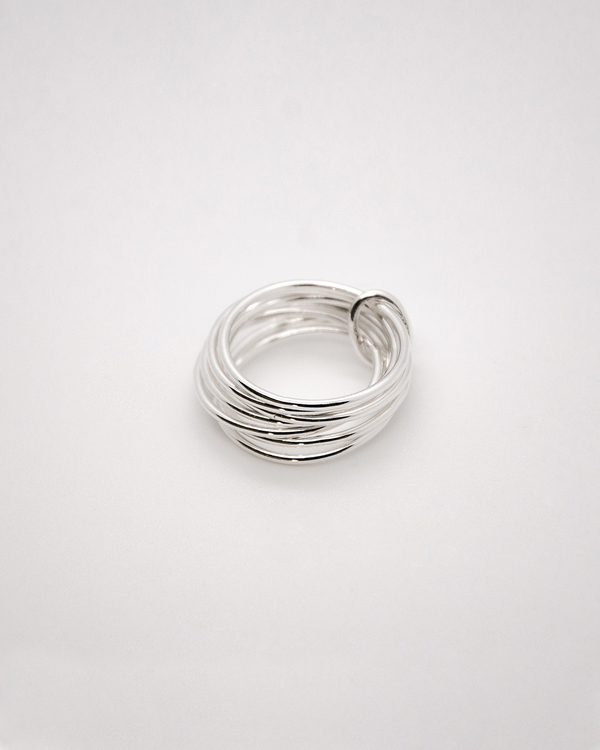 Handgjord ring med flera tunna silverringar, ihopsatta med en liten silverögla.