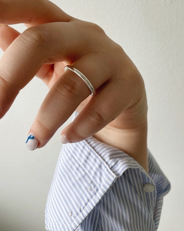 Handgjord enkel rund ring av äkta silver, 2,5 mm bred. Sitter på en hand.