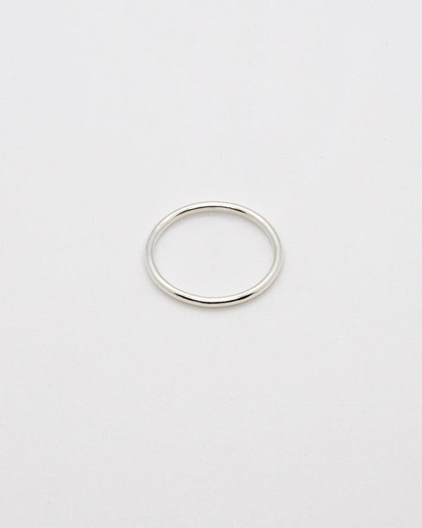 Handgjord enkel rund ring av äkta silver, 1,5 mm bred.
