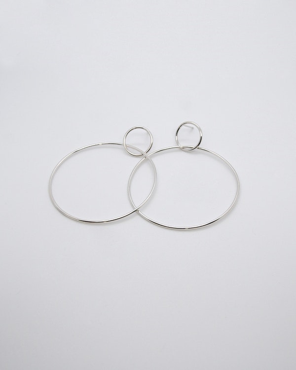 Handgjorda tunna silverörhängen formade som två ringar som sitter ihop. Största ringen är 7 cm i diameter.