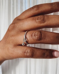 Dangle - enkel ring med liten kula i återvunnet silver