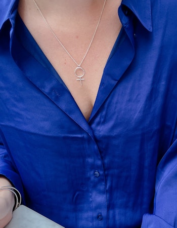 Venus II - halsband i återvunnet silver med kvinnosymbol