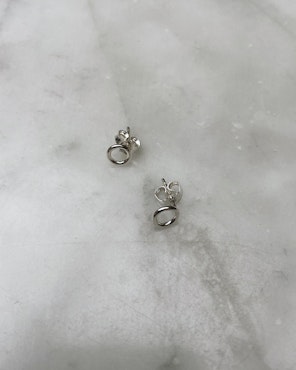 Ring-stud - litet örhänge i återvunnet silver