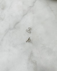 Bar-stud - litet örhänge i återvunnet silver