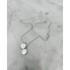 Halsband med bokstavsplatta, med en stämplad bokstav. Handgjort i silver. Bilden visar ett par plattor på en kedja.