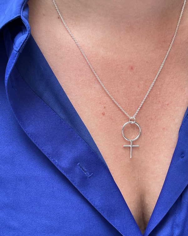 Venus II | ett halsband i återvunnet silver med kvinnosymbol - Edie May  Jewellery - handgjorda silversmycken