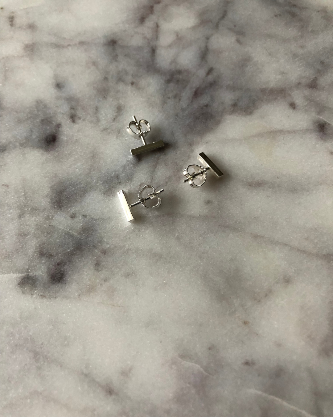 Små örhängen, fyrkantiga stavar. Tillverkade för hand i äkta silver.