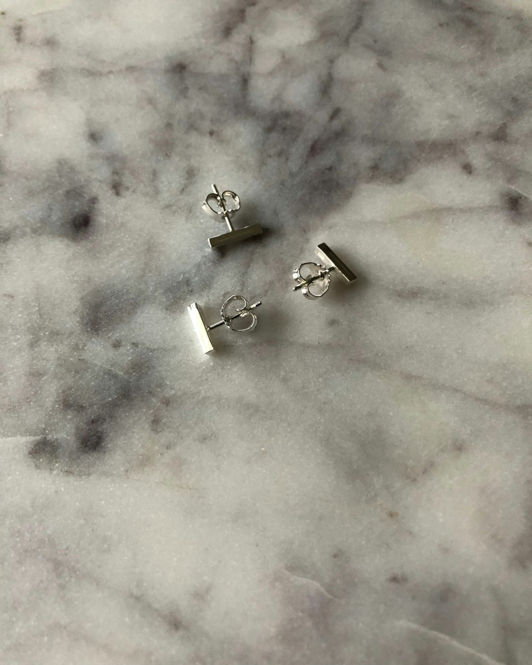Små örhängen, fyrkantiga stavar. Tillverkade för hand i återvunnet silver.