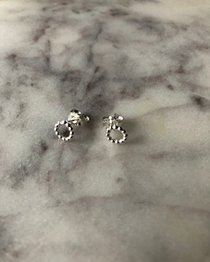 Dots-stud - litet örhänge i återvunnet silver