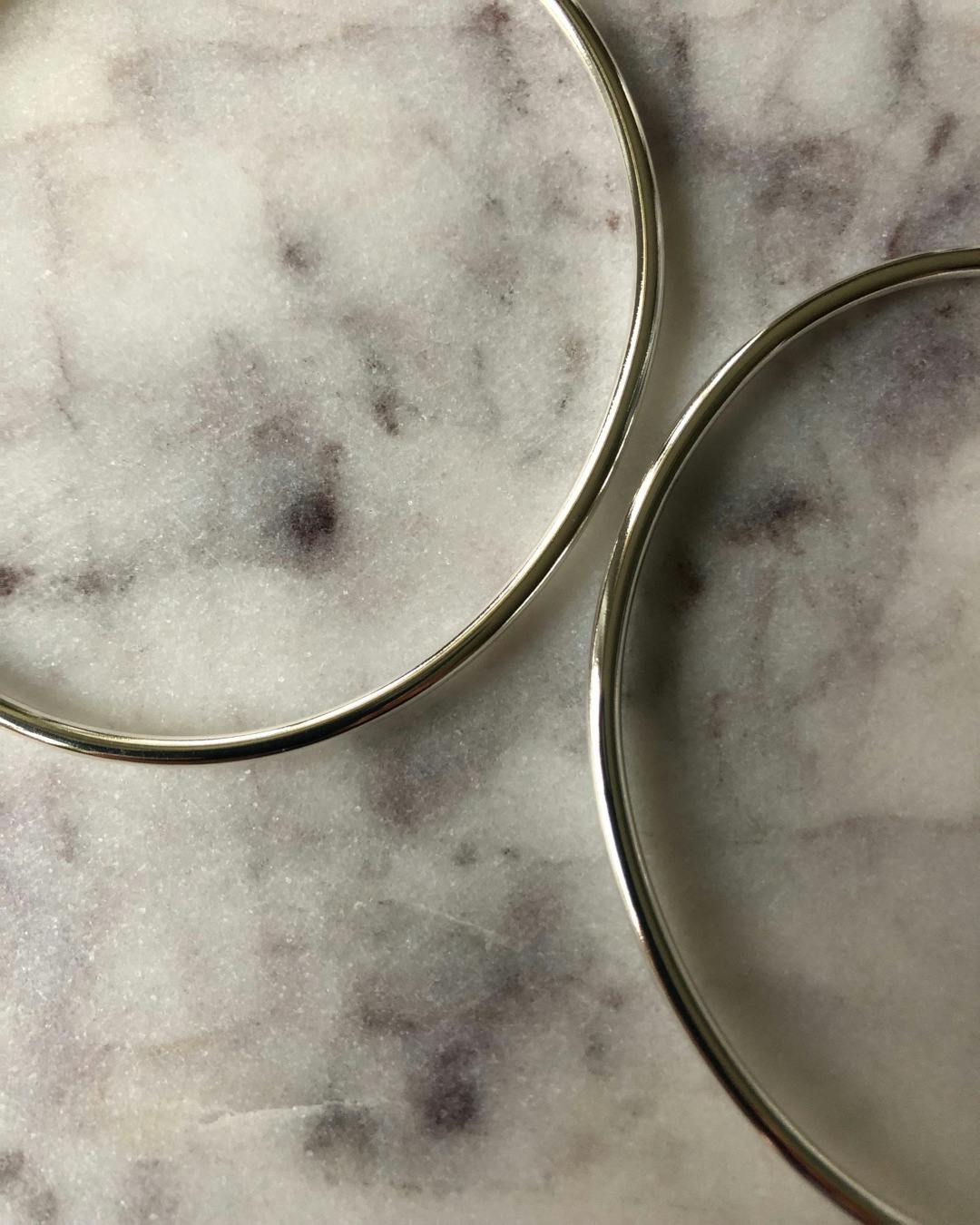 Stilrent stelt silverarmband tillverkat för hand i återvunnet silver. Oval form. Av rund silvertråd.