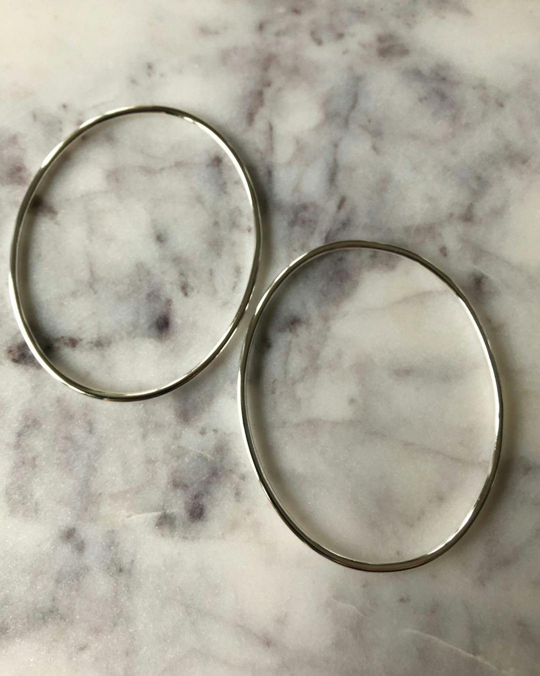 Stilrent stelt silverarmband tillverkat för hand i återvunnet silver. Oval form. Av rund silvertråd. 2 stycken armband på bilden.