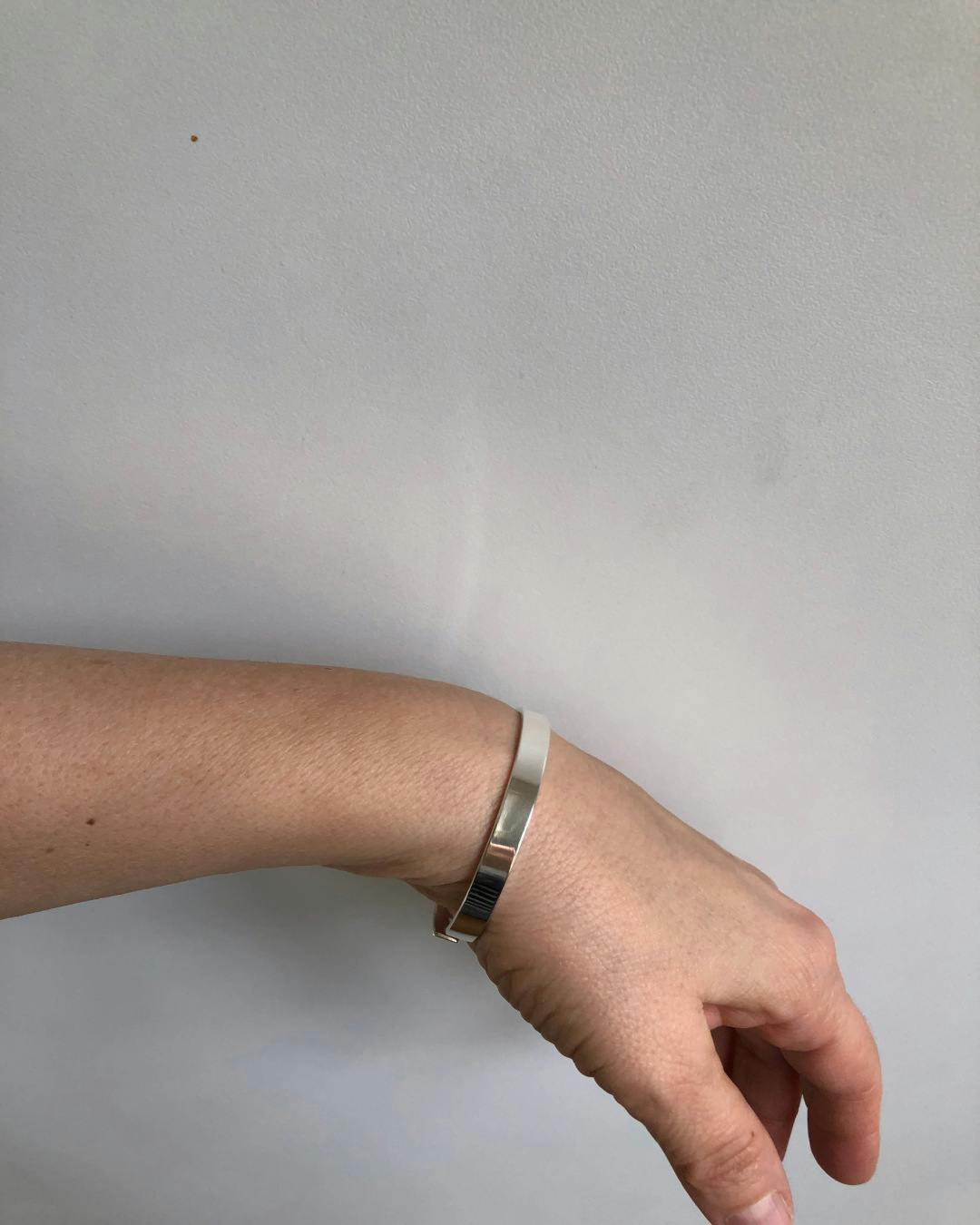 Medium | ett handgjort stelt armband i återvunnet silver - Edie May  Jewellery - handgjorda silversmycken