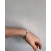 Stelt silverarmband med bredd 6mm. Kan fås med inskription på in eller utsida. Av återvunnet silver. Visas på en arm.