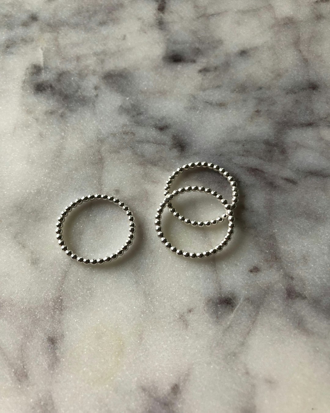 Handgjorda kulformade ringar i silver. 3 stycken.