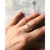 Handgjord kulformad ring i silver. Bilden visar ringen på en hand.