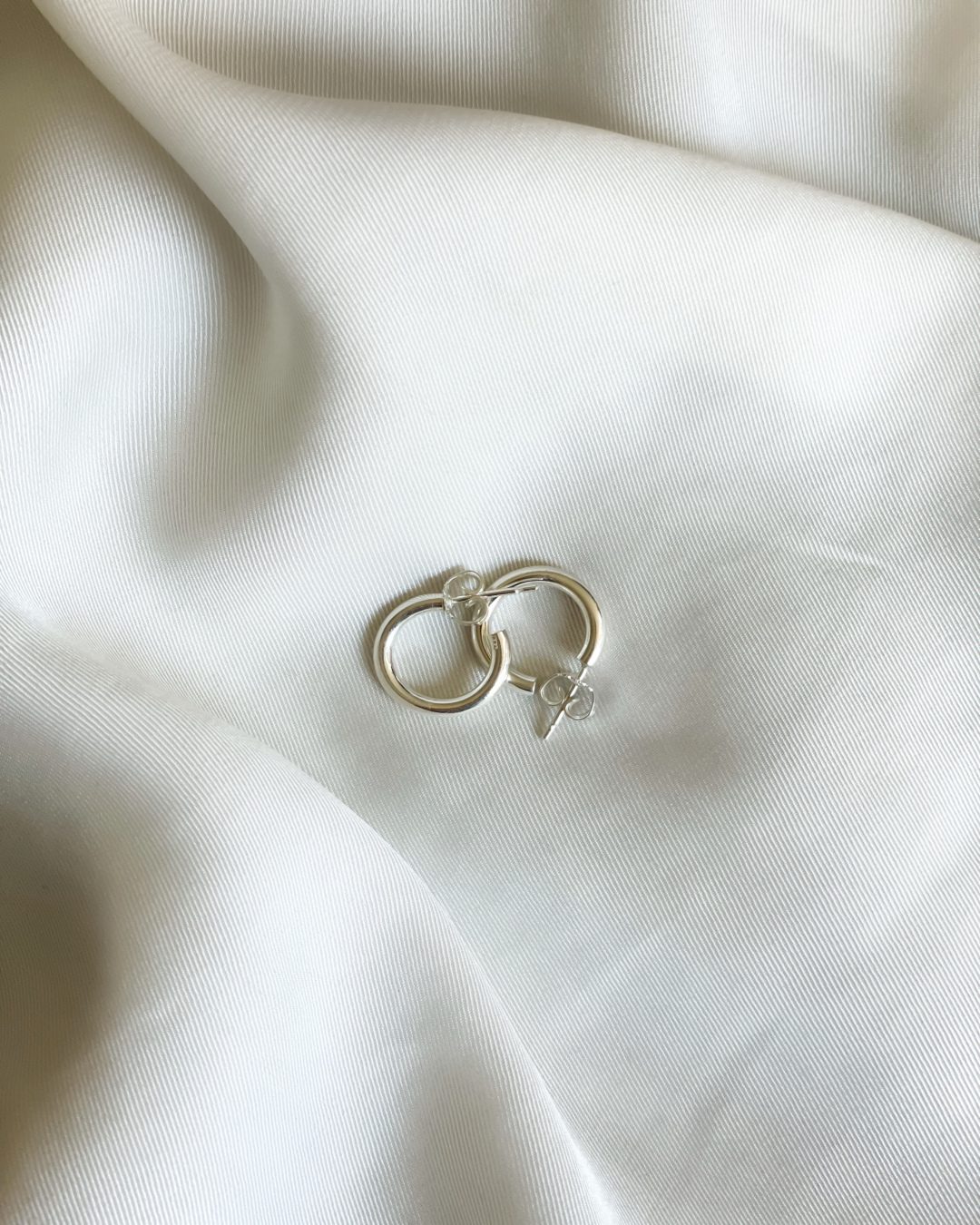 Enkla klassiska örhängen, små runda ringar i äkta silver. 1,5 cm i diameter, och handgjorda.