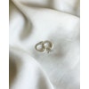 Enkla klassiska örhängen, små runda ringar i återvunnet silver. Ca 1,5 cm i diameter. Ett par örhängen på tyg.