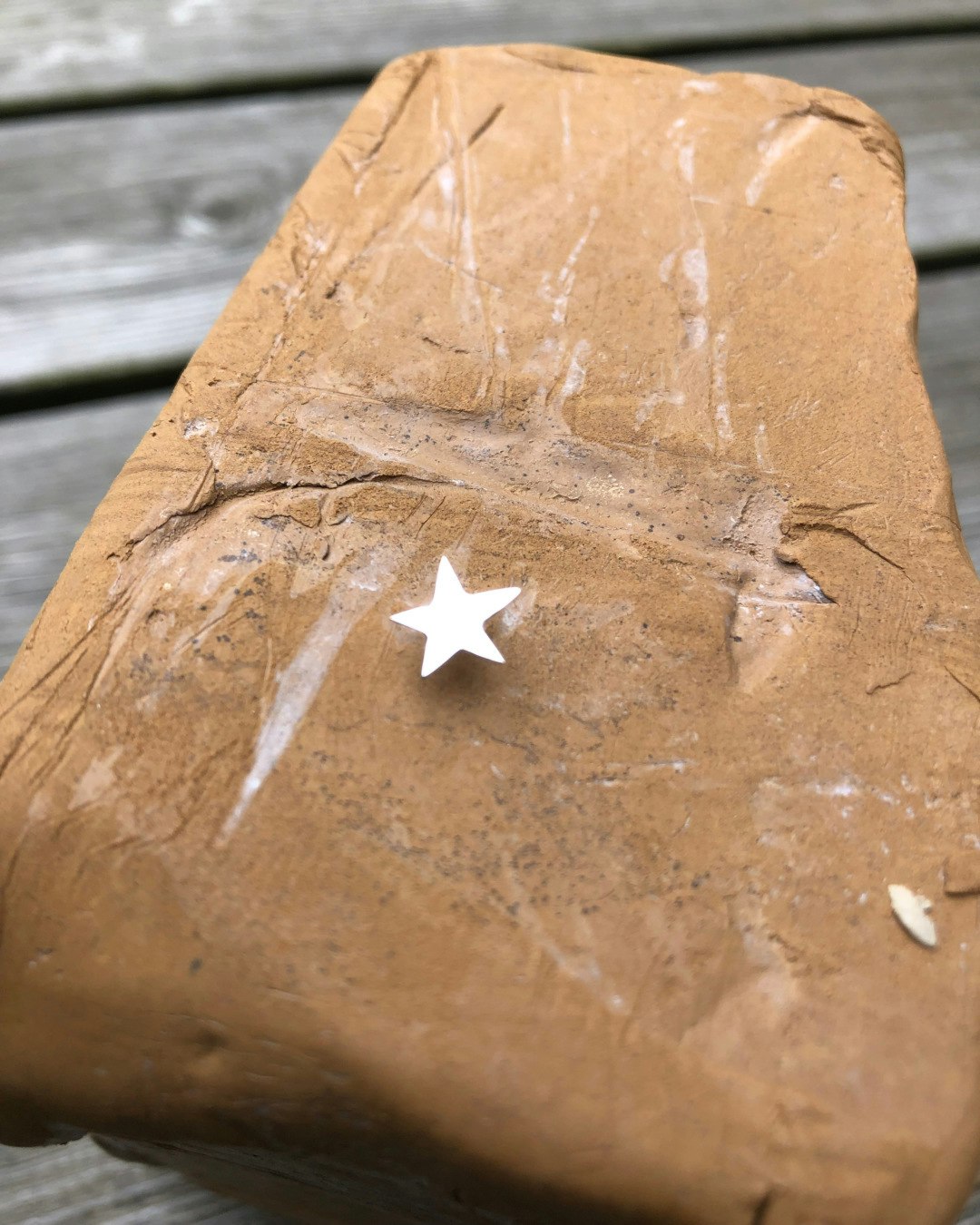 Litet örhänge med form av en stjärna. Handtillverkat i återvunnet silver.