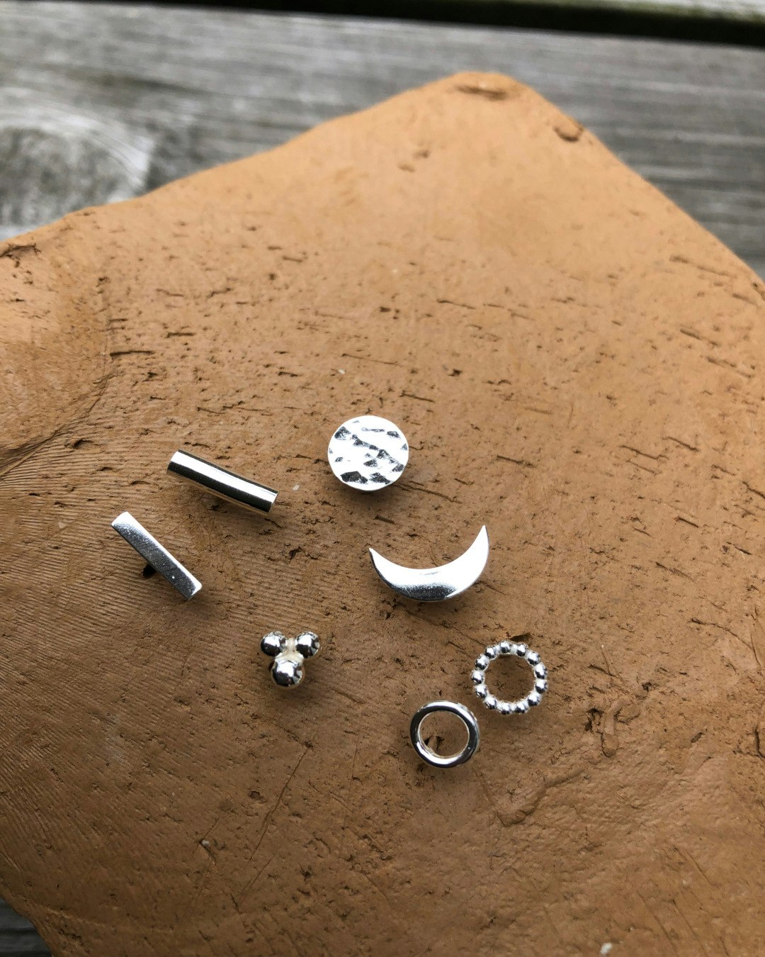 Flera olika modeller av små örhängen i återvunnet silver. 199 kr styck.