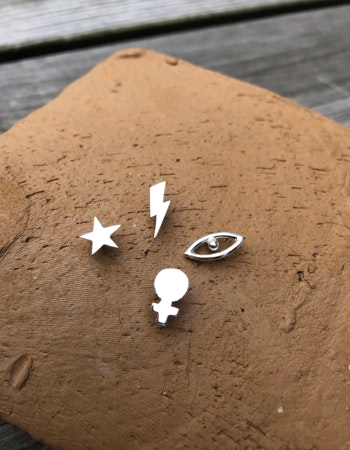 Full Venus-stud - litet örhänge i återvunnet silver med kvinnosymbol