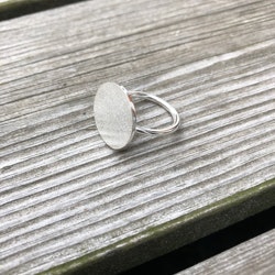 Small Circle - handgjord ring i återvunnet silver