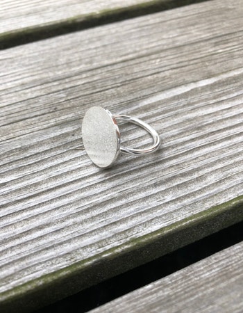 Small Circle - handgjord ring i återvunnet silver