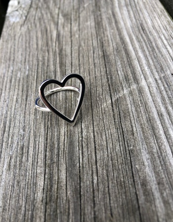 Heart - handtillverkad ring i återvunnet silver med hjärta