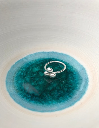 Three - söt handtillverkad ring i återvunnet silver