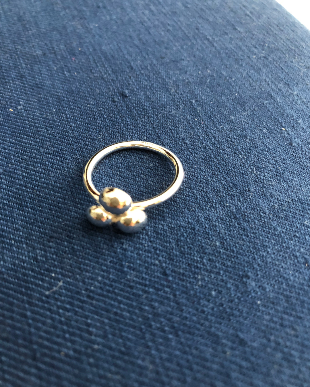 Söt enkel ring med tre silverkulor.
