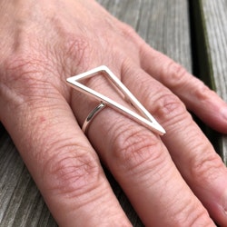 Triangle - handgjord ring i återvunnet silver