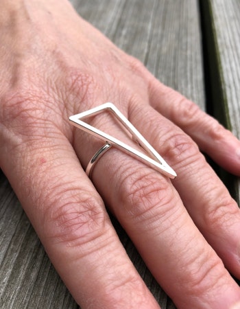 Triangle - handgjord ring i återvunnet silver