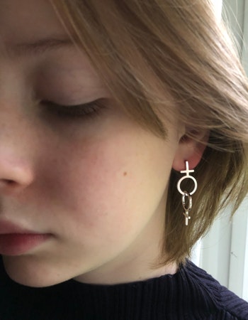 Sisterhood - handgjorda örhängen i återvunnet silver med kvinnosymbol