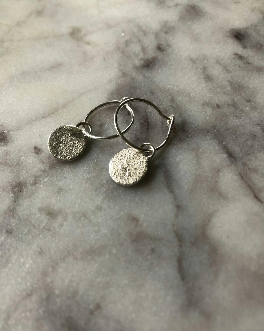 Moon Plain Hoops Tiny | enkla örhängen i återvunnet silver - Edie May  Jewellery - handgjorda silversmycken