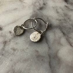 Moon Plain Hoops Tiny - enkla örhängen i återvunnet silver