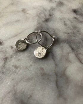 Moon Plain Hoops Tiny - enkla örhängen i återvunnet silver