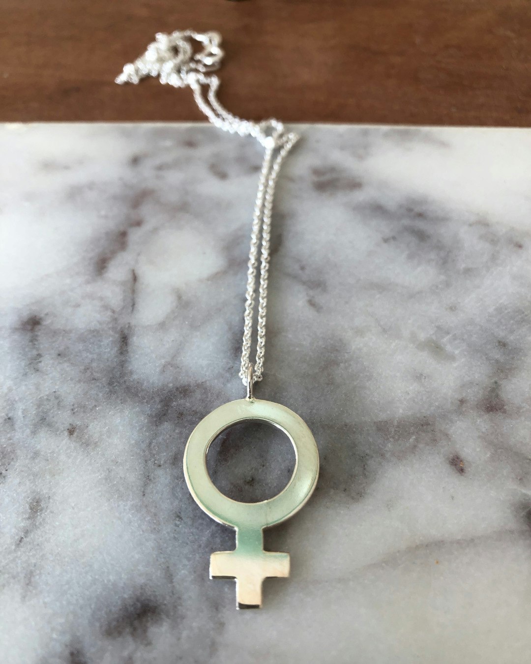 Venus | ett handgjort halsband i återvunnet silver med kvinnosymbol - Edie  May Jewellery - handgjorda silversmycken