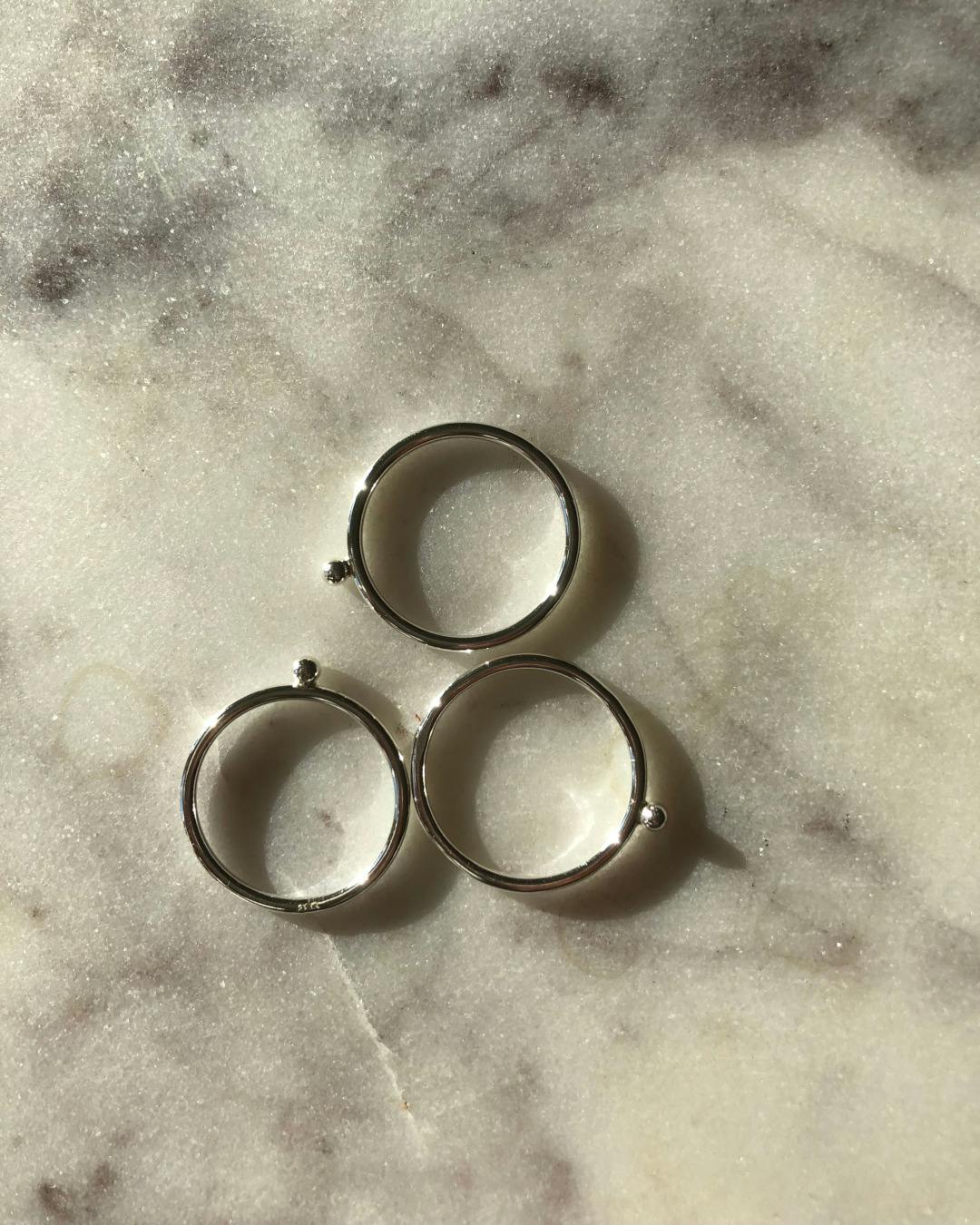 Silver ring med en fastlödd liten silverkula. Återvunnet silver.