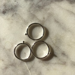 One - ring med en silverkula i återvunnet silver